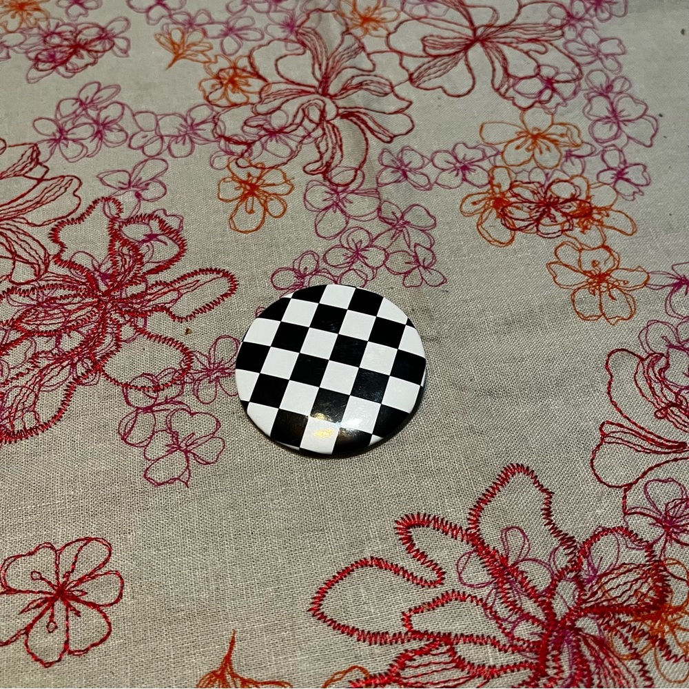 Checkered flag button - Picture 1 of 3